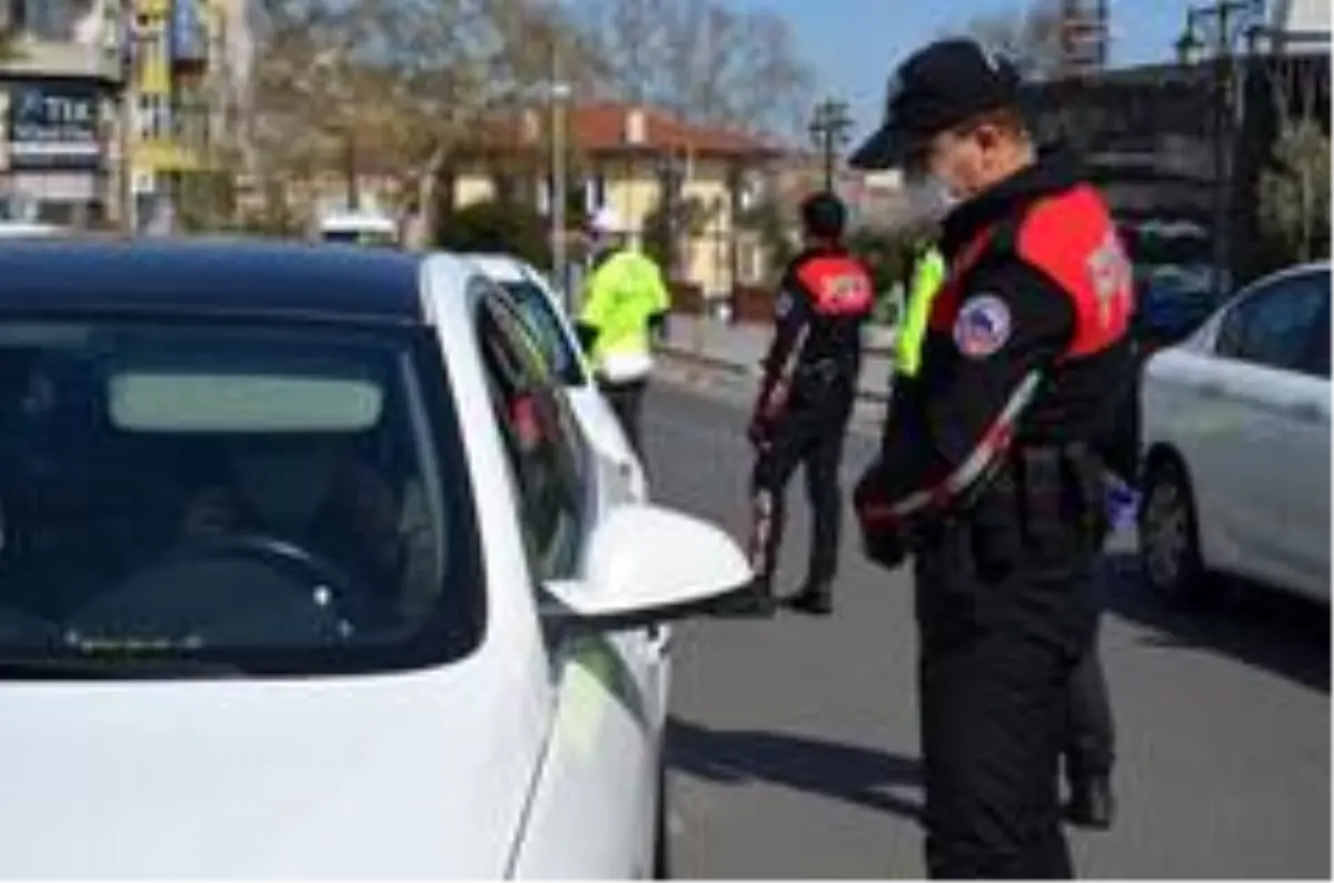 Polisi gören maske taktı