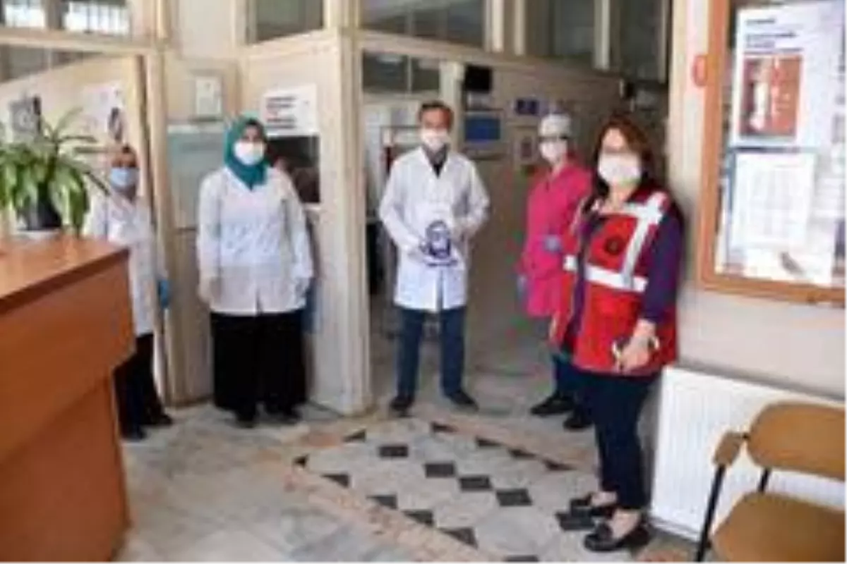 Salihli Belediyesinin ürettiği ilk maskeler sağlık çalışanlarına
