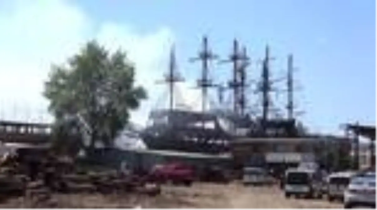 Tersanede bakımı yapılan katamaranda yangın çıktı (3)