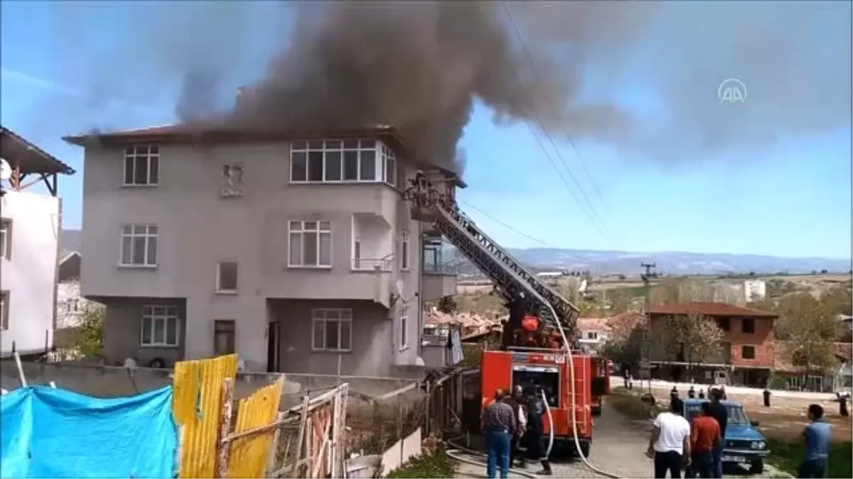 Vezirköprü\'de çatı yangını hasara neden oldu