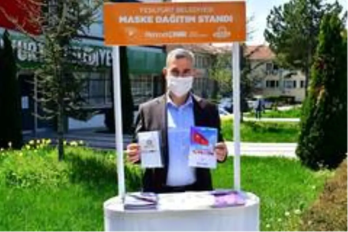 Yeşilyurt Belediyesi maske ve broşür dağıtıyor