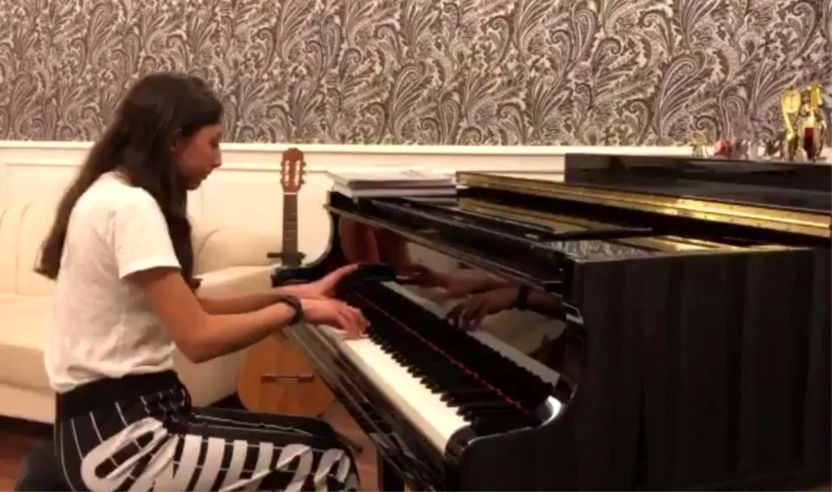 12 yaşındaki Duru Ercoşkun\'dan sokağa çıkmayan vatandaşlara piyano resitali