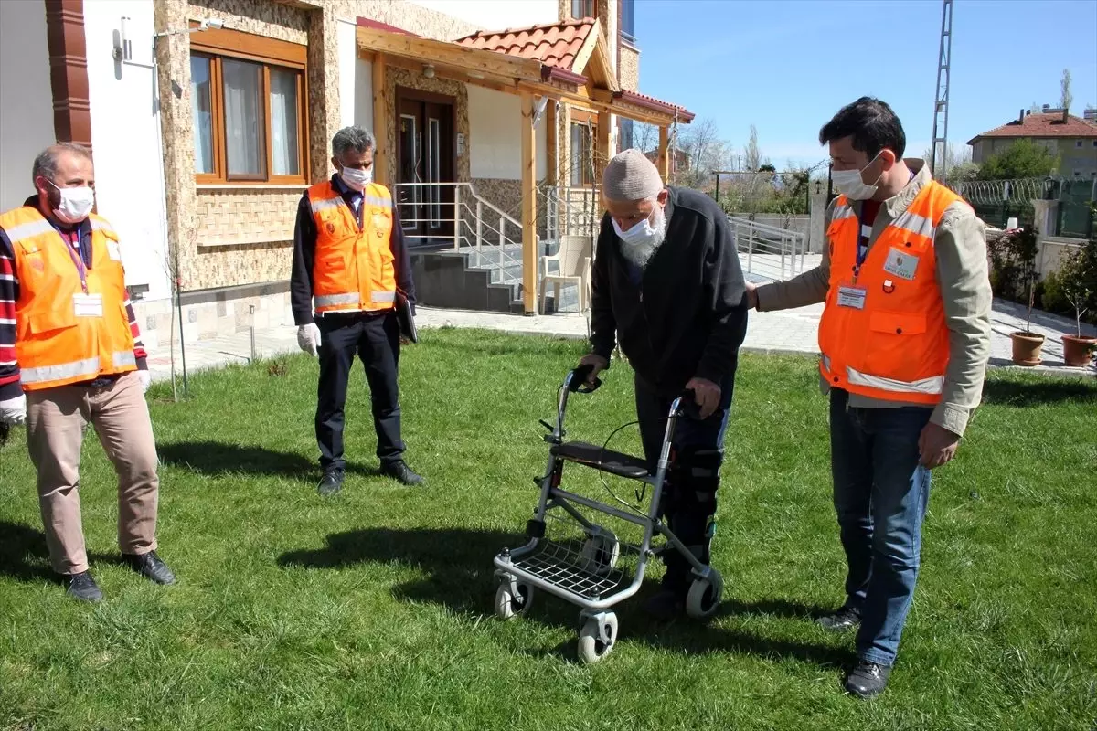 80 yaşındaki Baki amcadan Milli Dayanışma Kampanyası\'na destek