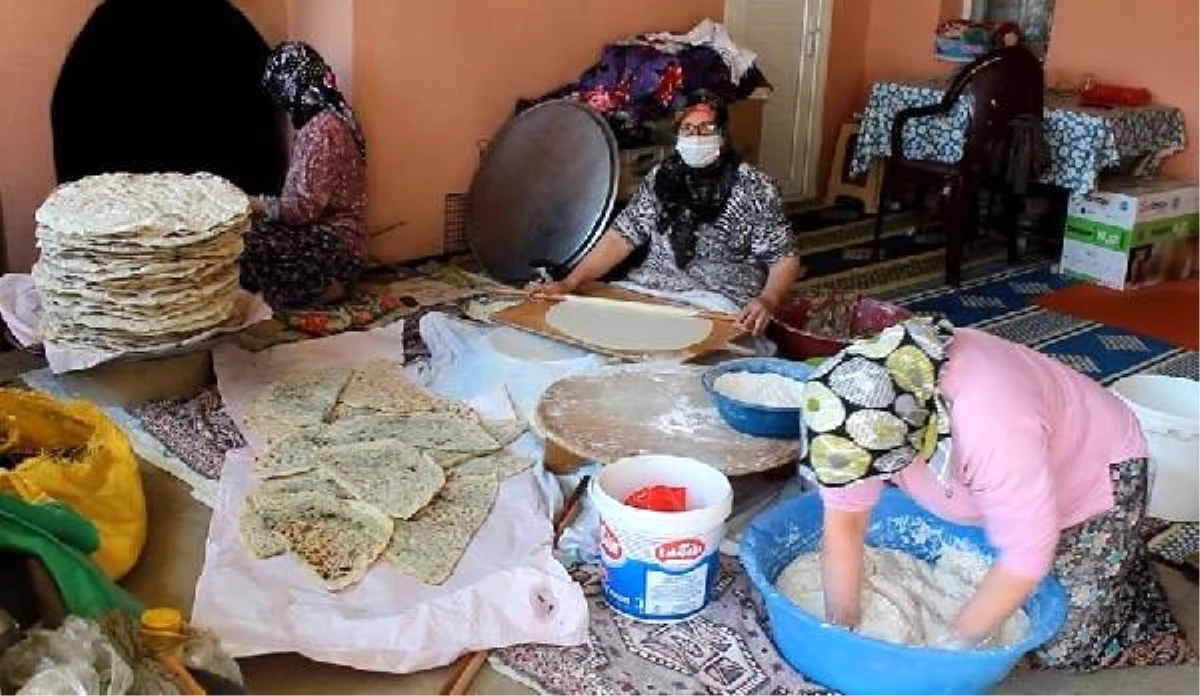 Alaşehir\'de kadınlardan imece usulü ramazan hazırlığı