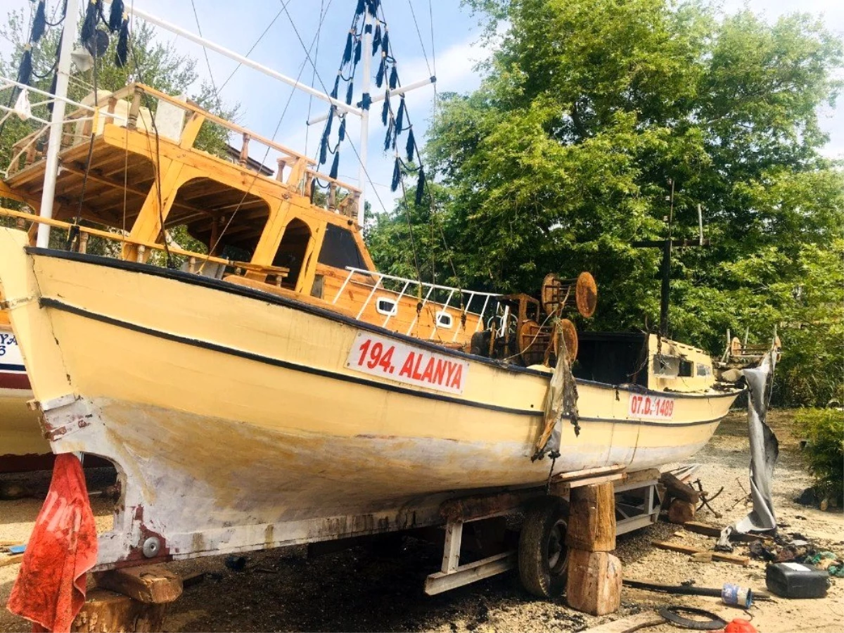 Antalya\'da balıkçı teknesi yandı