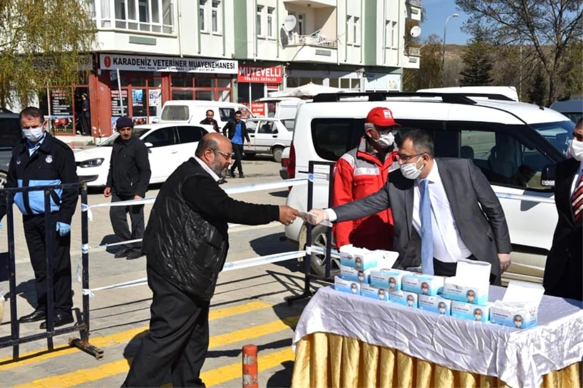 Başkan Çatal, pazaryerinde vatandaşa ücretsiz maske dağıttı