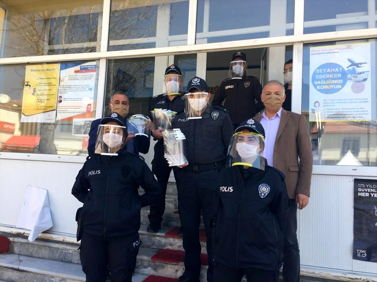 BİLSEM\'de emniyet personeli için yüz siperliği üretildi