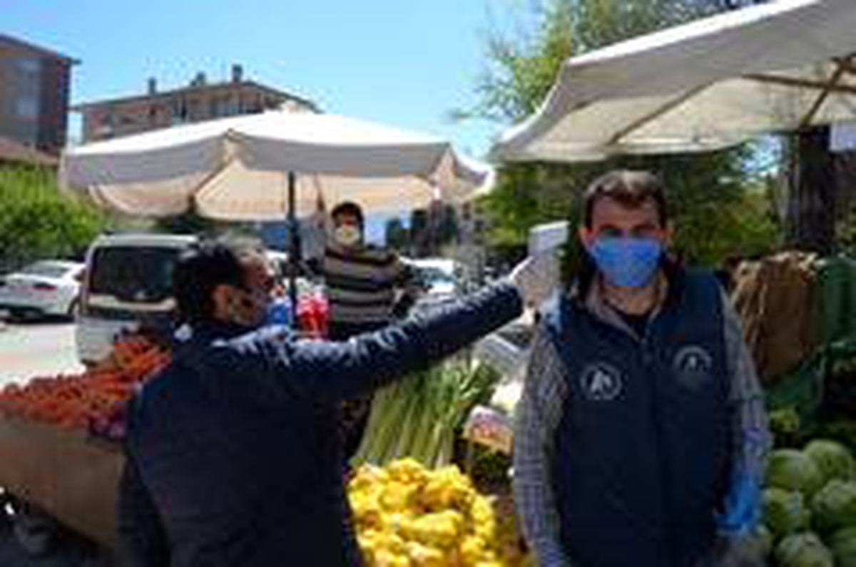 Bolu\'da semt pazarında sosyal mesafe kuralına uyuluyor