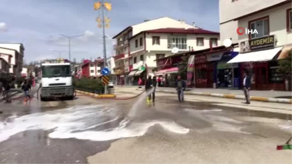Caddeler köpüklü suyla yakalandı