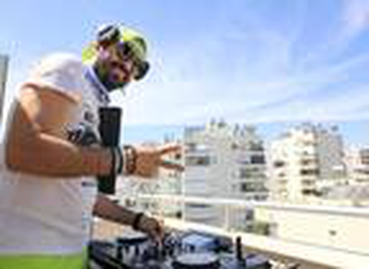 DJ\'den sokağa çıkma yasağında moral konseri