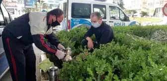 Evde kalan vatandaşlar, görev başındaki polisleri yine unutmadı