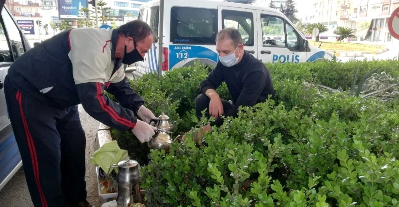 Evde kalan vatandaşlar, görev başındaki polisleri yine unutmadı