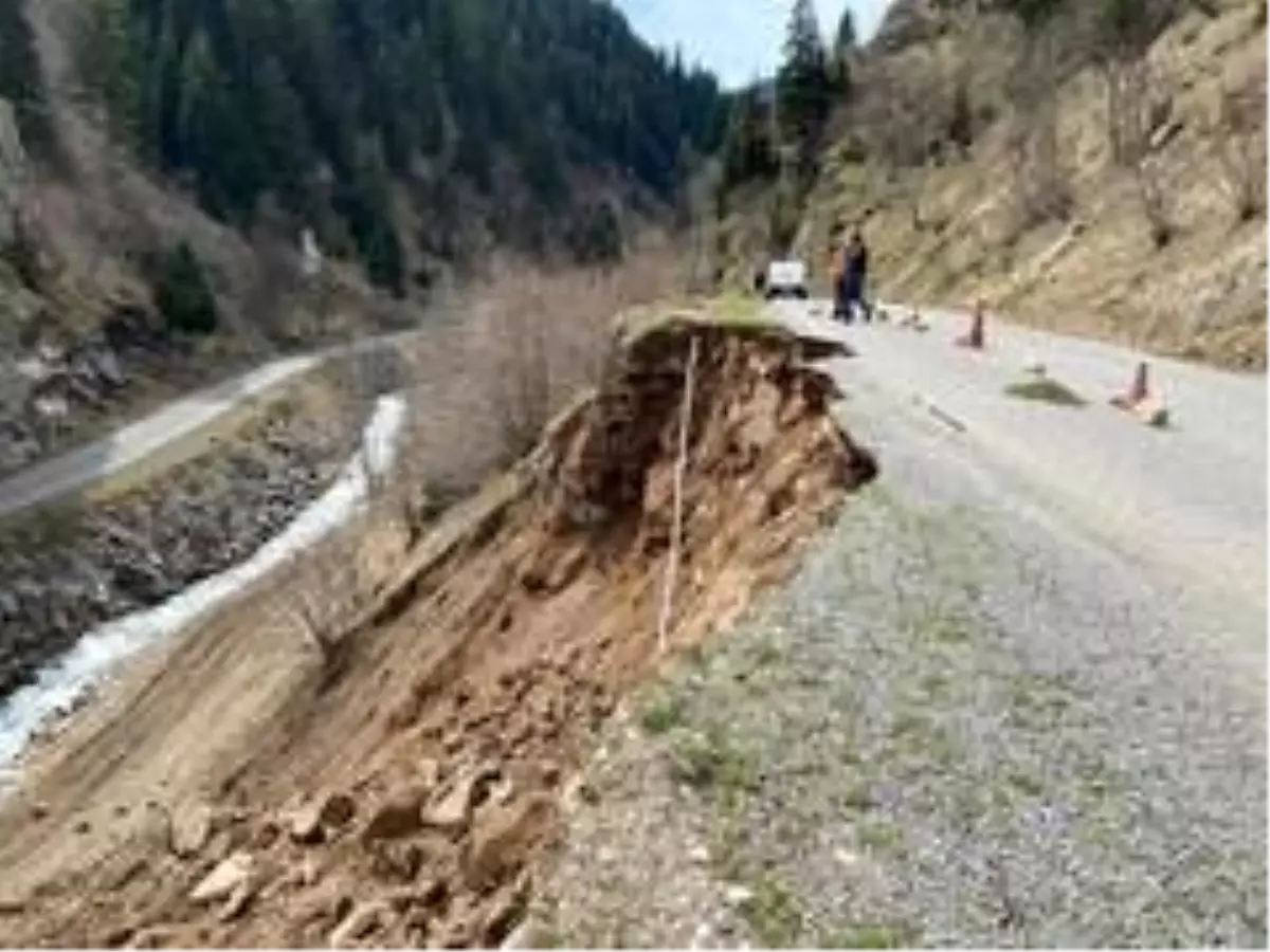 Giresun-Sivas karayolunda heyelan