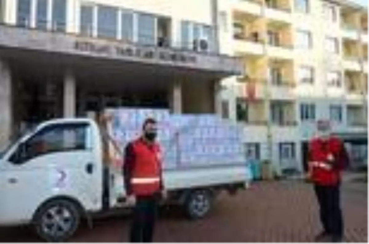 Huzurevi sakinleri, Kızılay\'a 10\'larca erzak kolisi hazırlattı