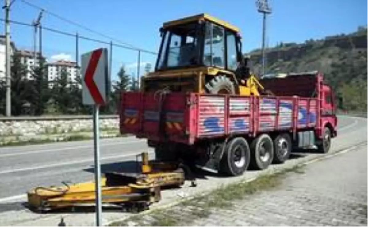 İş makinesi taşıyan kamyon tren yolunun geçtiği üstgeçide çarptı