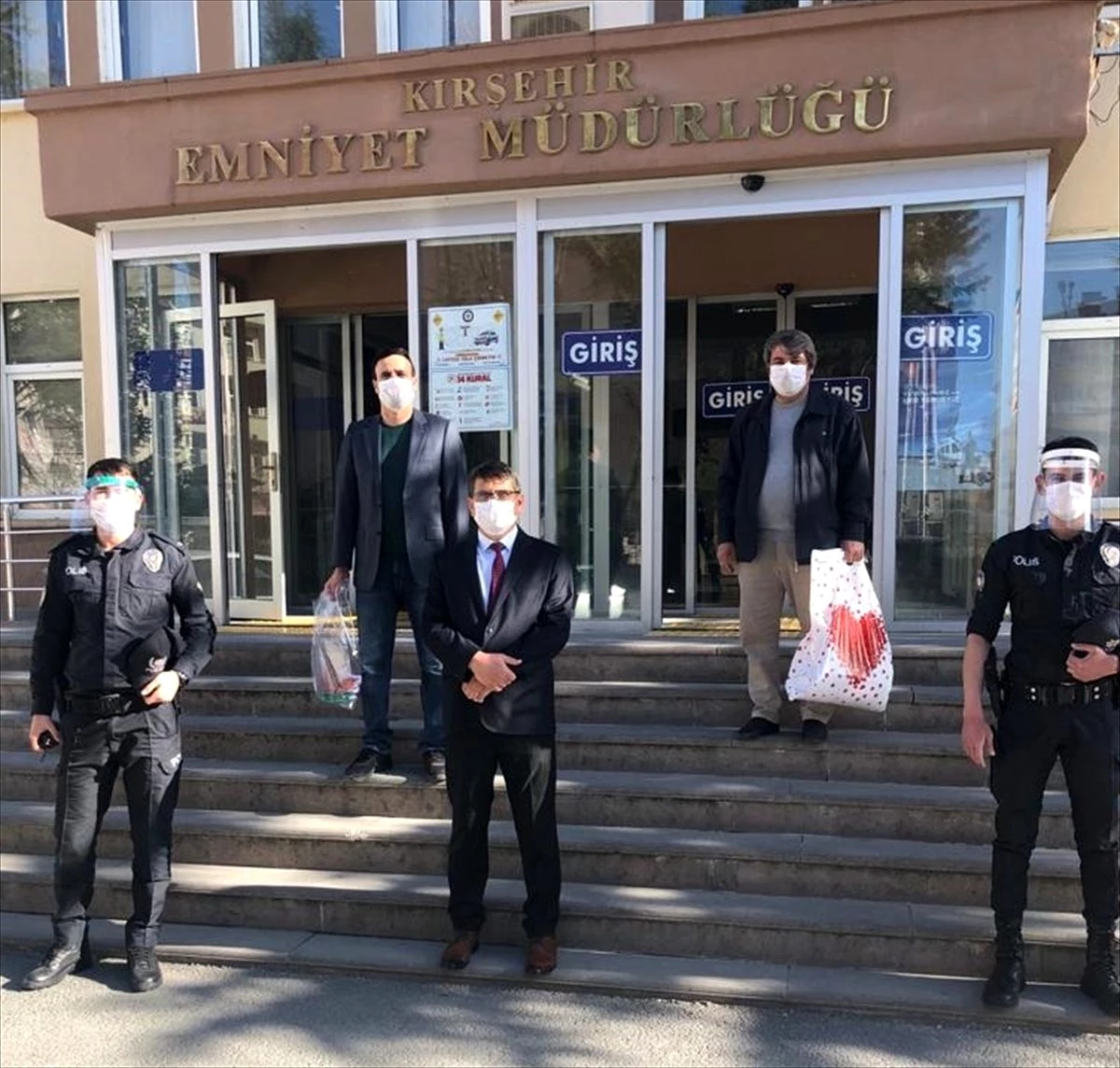 Kırşehir\'de öğretmenler, ürettikleri yüz koruyucu siperlikleri polislere teslim etti