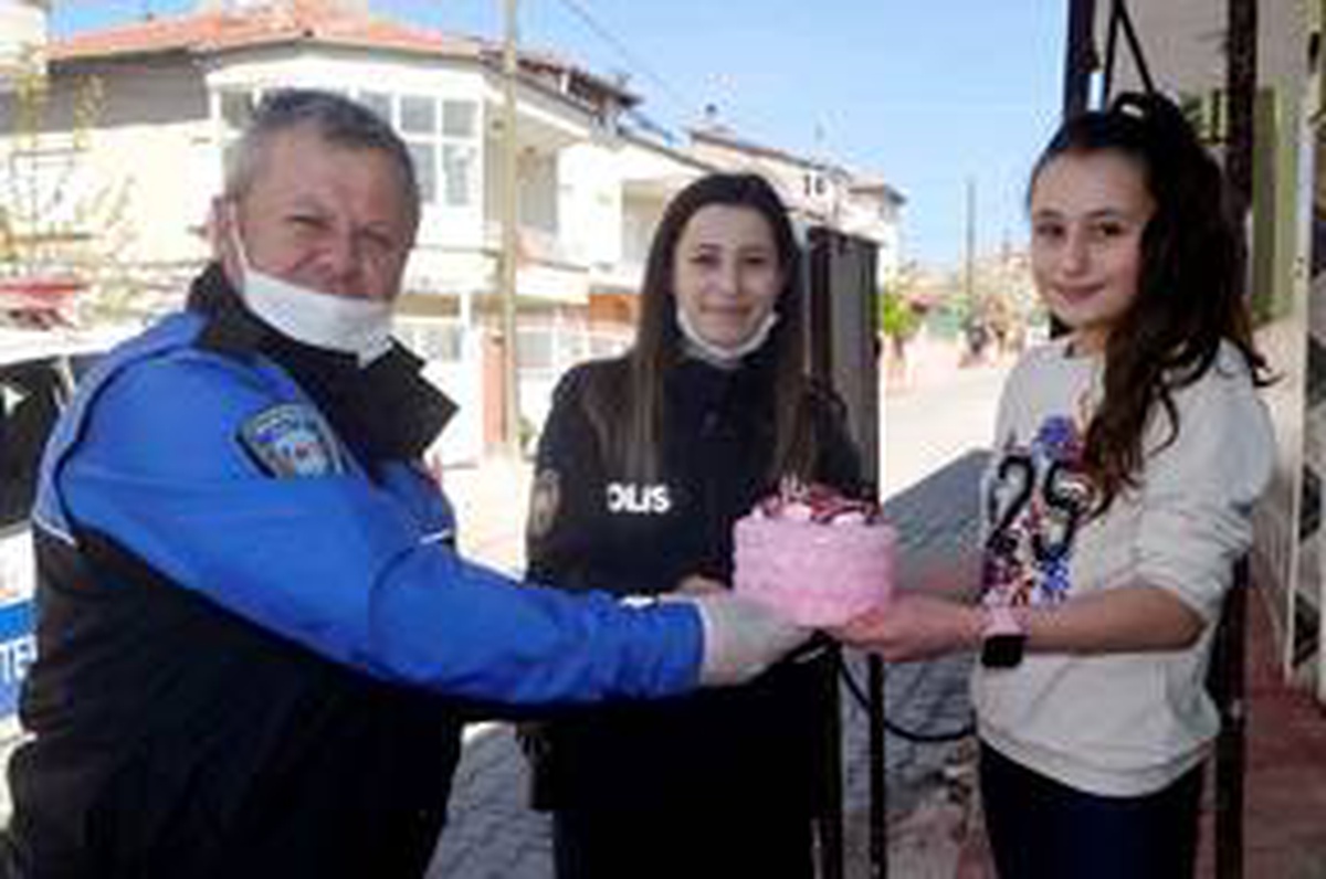 Sağlıkçı anne ile polis babanın 10 yaşındaki kızına doğum günü sürprizi