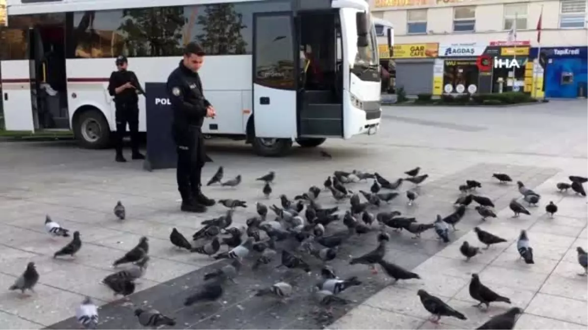 Sakarya Gar Meydanı\'nda görev yapan polisten duyarlı hareket