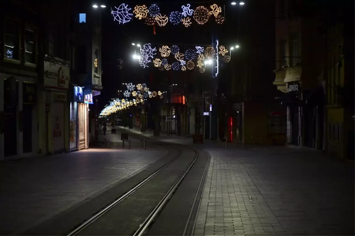 Sokağa çıkma kısıtlaması başladı, İstanbul\'un yolları boşaldı