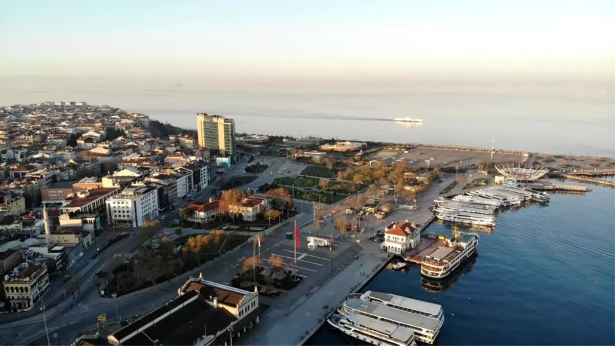 Sokağa çıkma kısıtlaması sonrası Kadıköy Meydanı boş kaldı