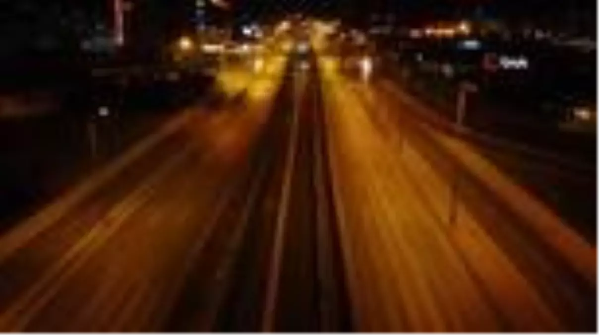 Sokağa çıkma kısıtlamasının başlamasının ardından İstanbul\'un yolları boş kaldı