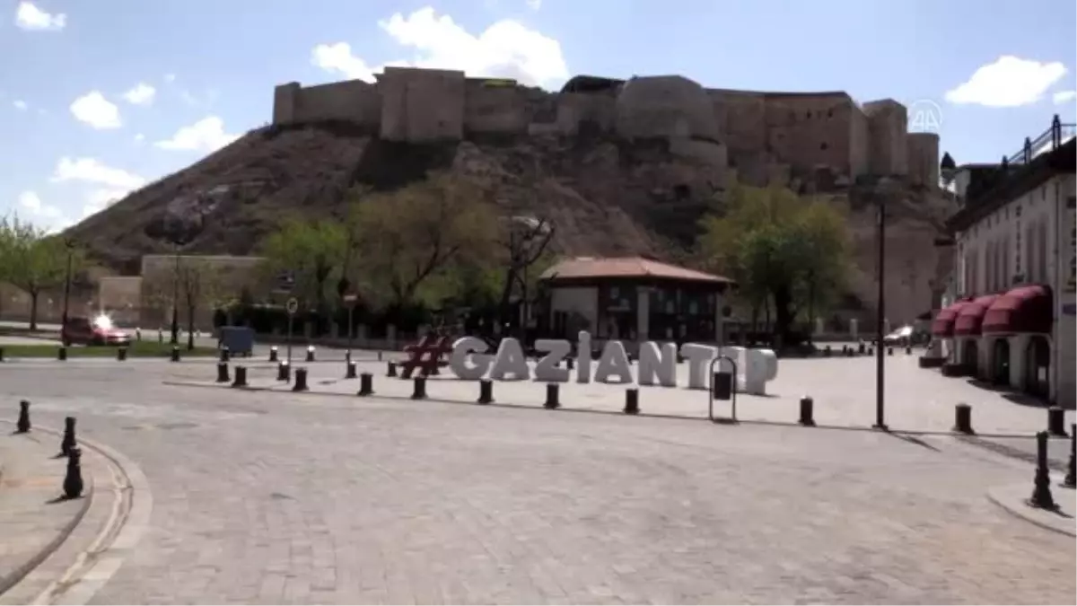 Sokağa çıkma kısıtlamasının başlamasının ardından cadde ve sokaklar boş kaldı