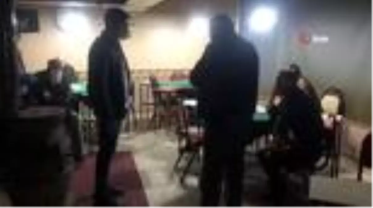 Sokağa çıkma yasağına saatler kala kumar oynarken yakalandılar