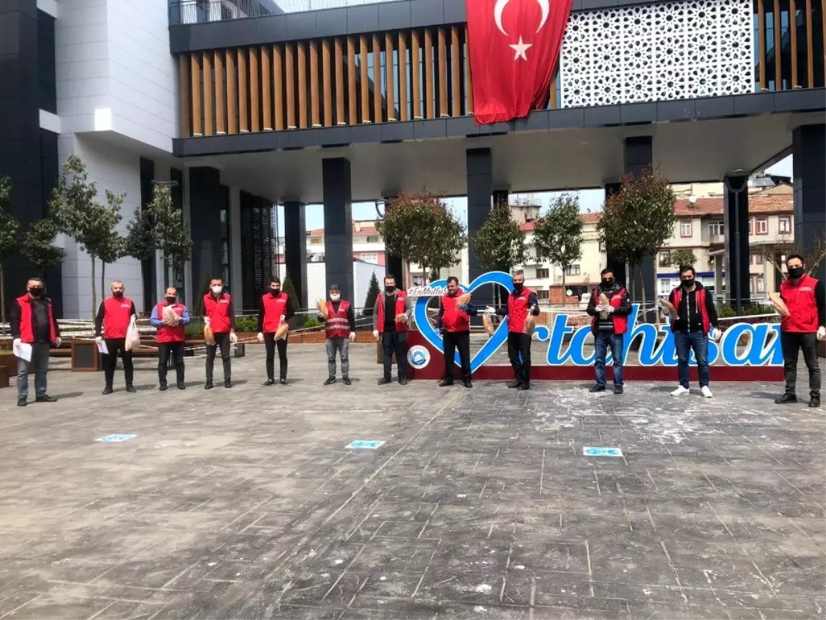 Sokağa çıkma yasağında vatandaşın ekmeği Ortahisar\'dan