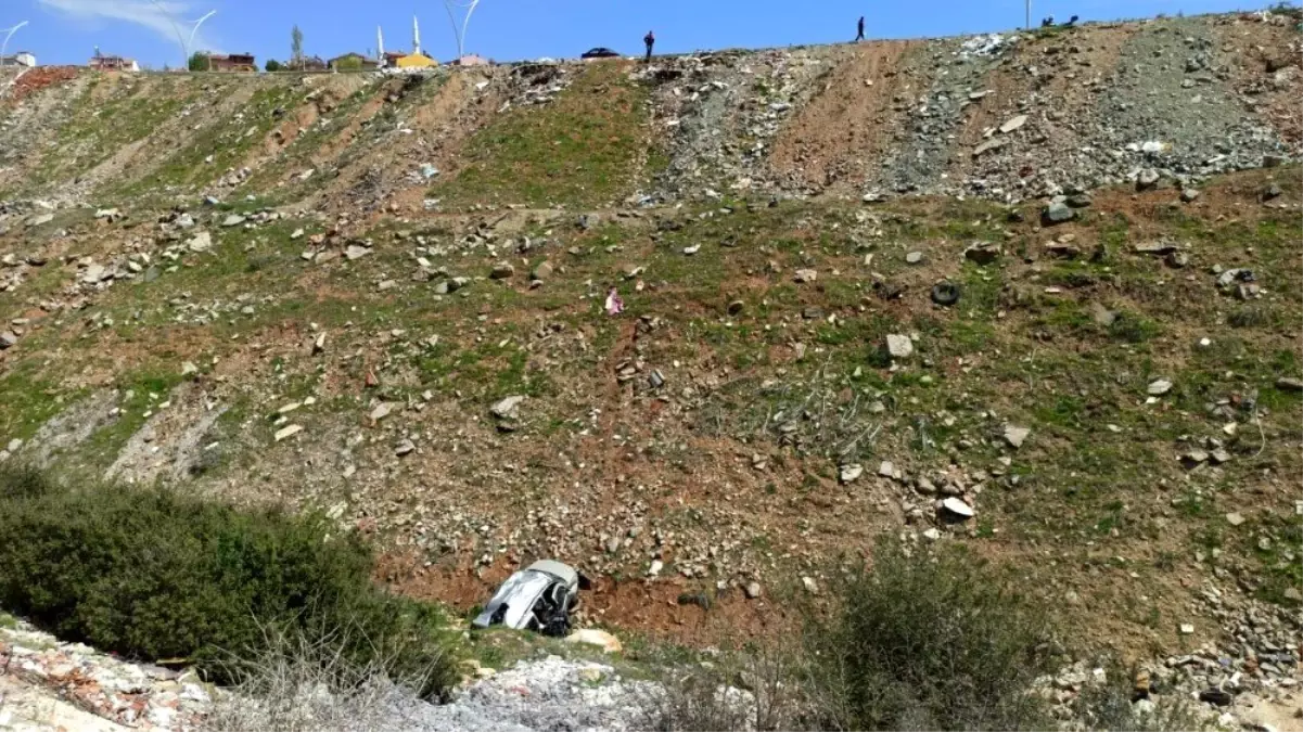 50 metrelik uçuruma düşen otomobildeki çift ölümden döndü