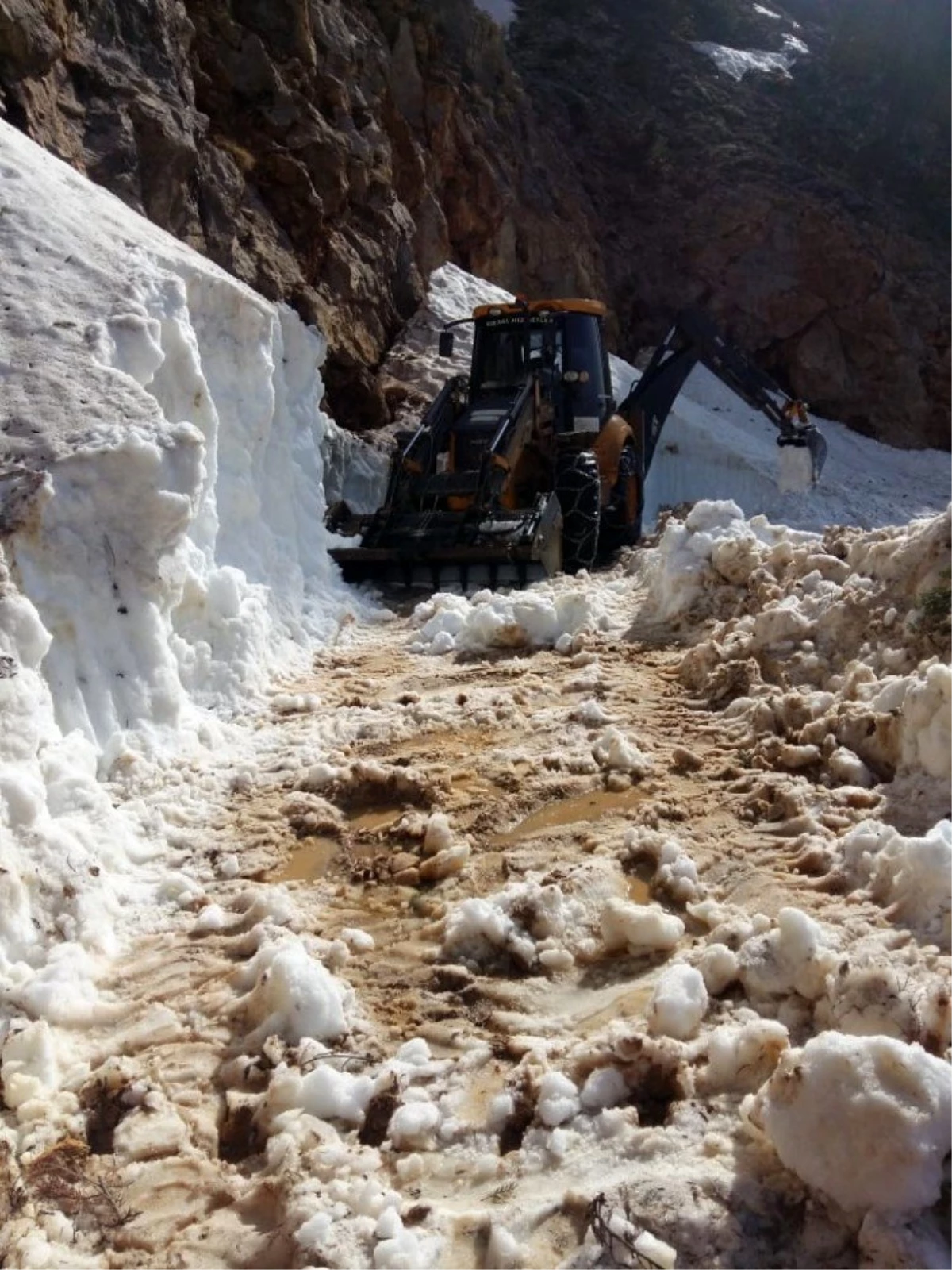 Antalya\'da karla kaplı yayla yolları ulaşıma açıldı