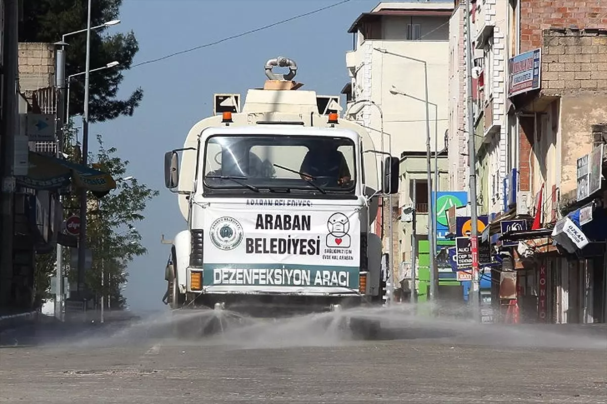 Araban\'da belediyeden dezenfekte ve peyzaj çalışması