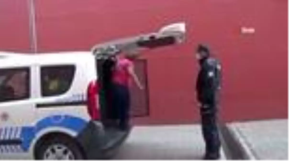 Arama kararı olan kadın sokağa çıkma kısıtlamasına uymayınca polisler tarafından yakalandı