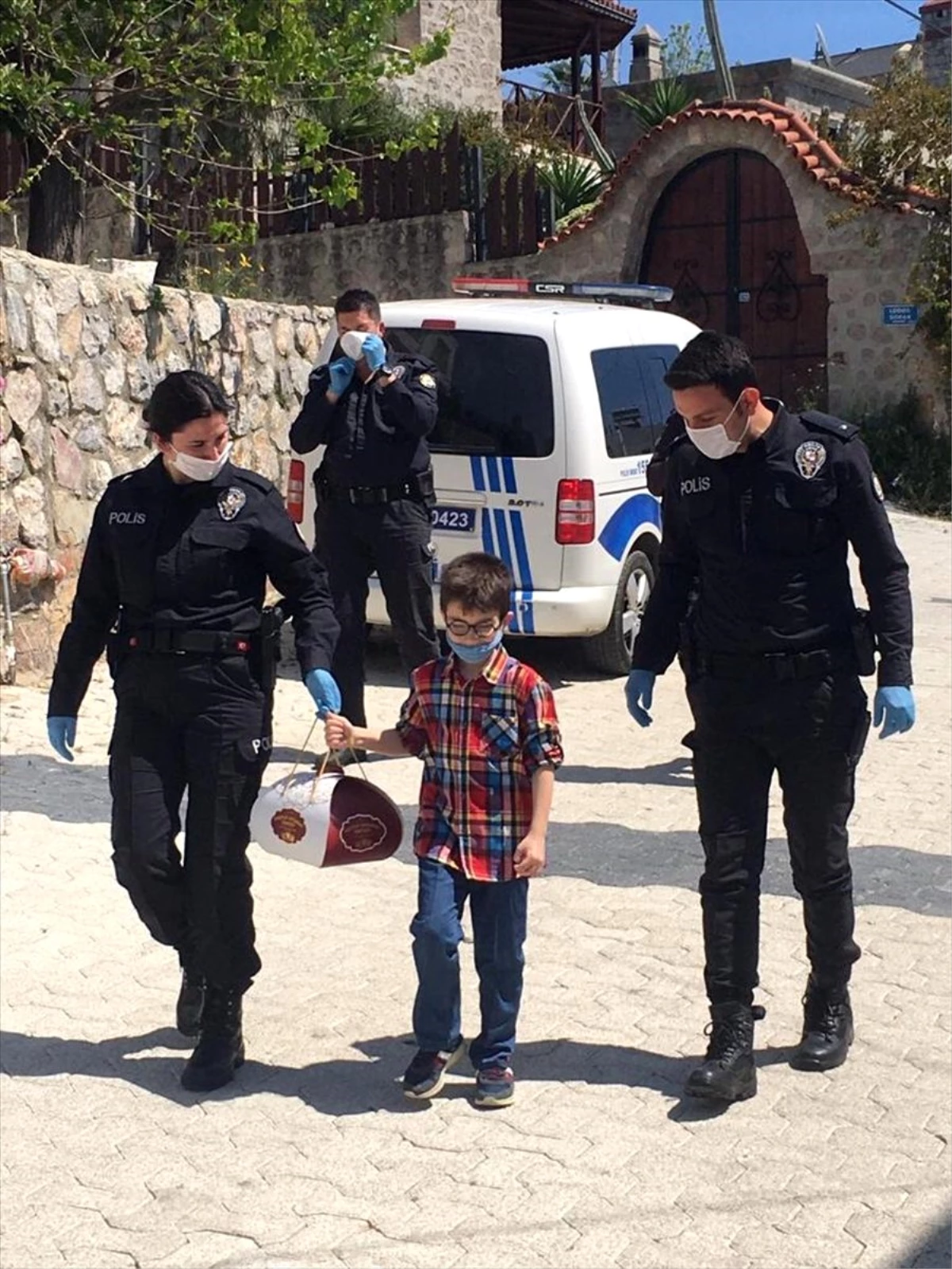Bodrum\'da polislerden küçük Emir\'e doğum günü sürprizi