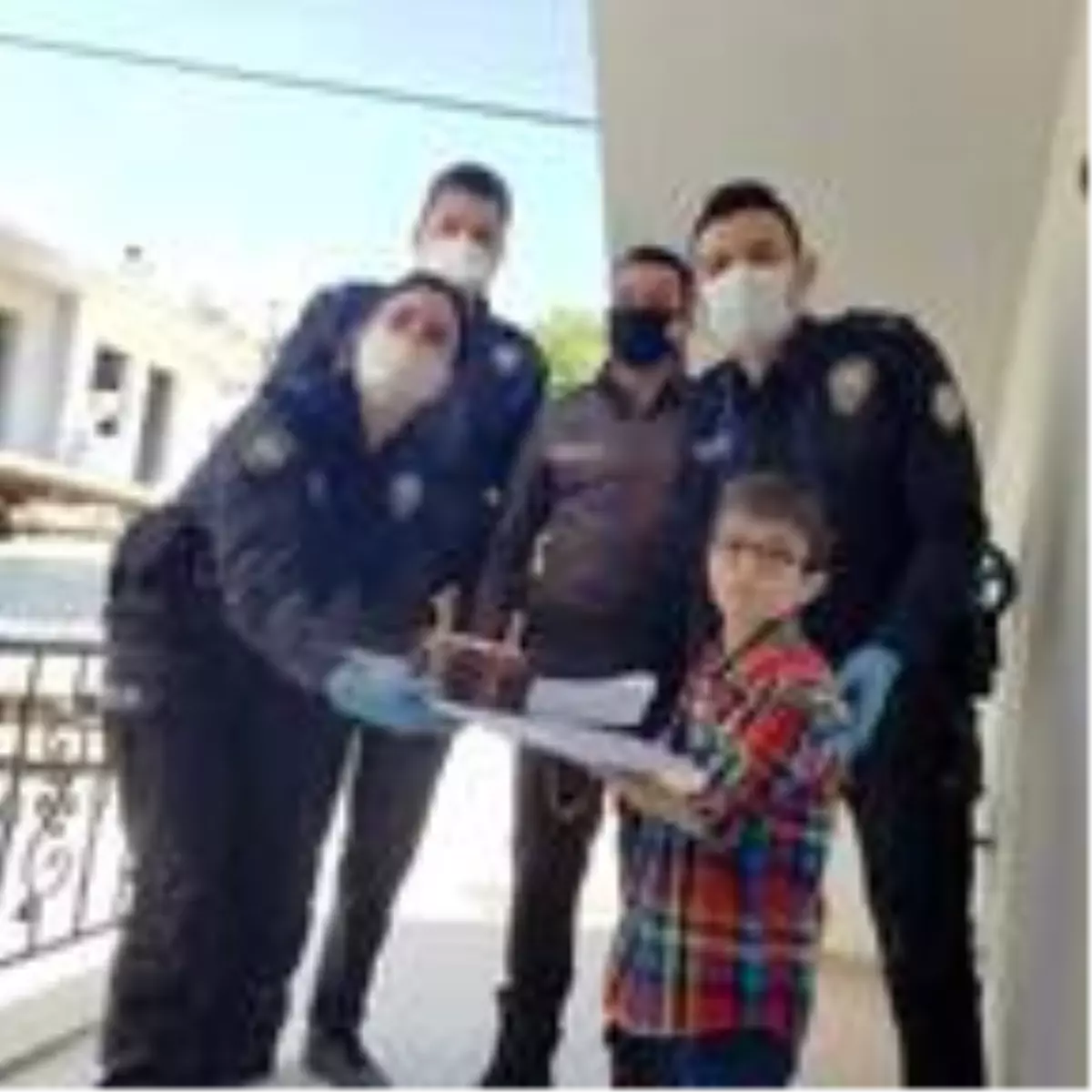 Emir\'e, doğum günü pastası polislerden