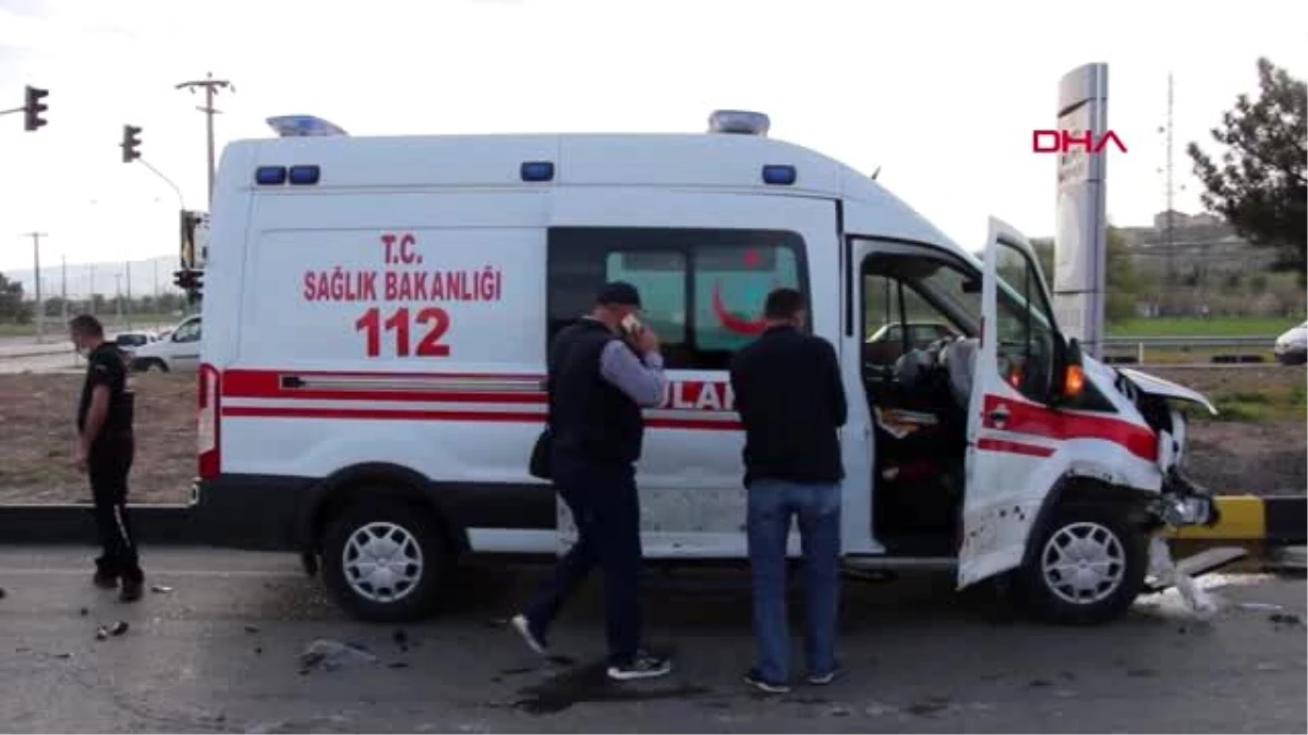 ISPARTA Ambulansla otomobil çarpıştı: 2 yaralı