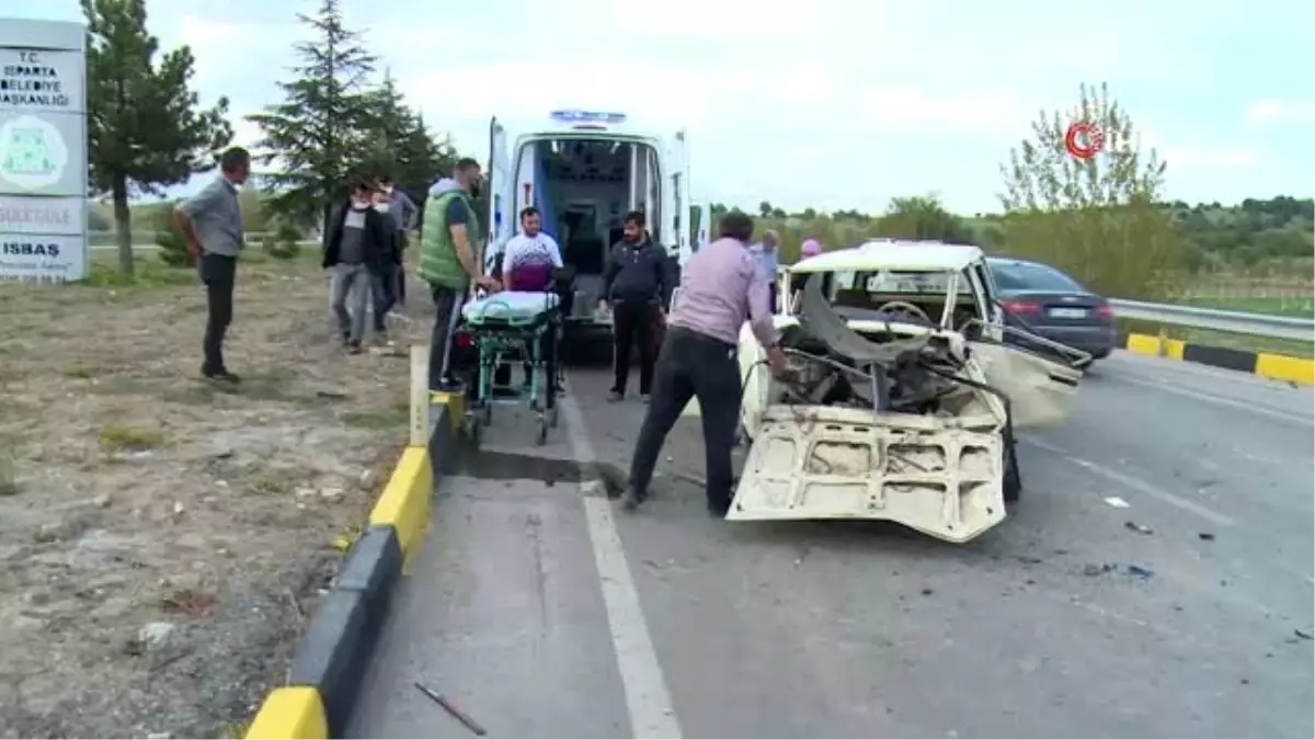 Isparta\'da ambulans ile otomobil çarpıştı: 2 yaralı