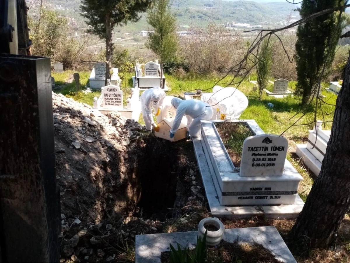 Koronadan ölen kadın, görevliler gelmeyince damadı ve torunu tarafından toprağa verildi