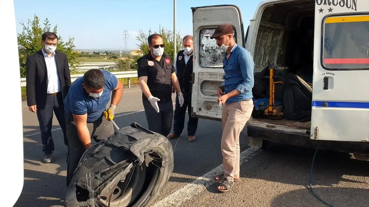 Lastikleri patlayan gıda yüklü tırın sürücüsünün yardımına Vefa Sosyal Destek Grubu yetişti