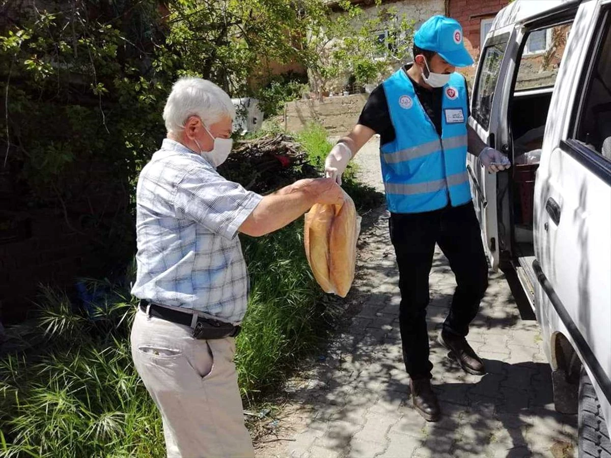 Mihalgazi\'de Vefa Sosyal Destek Grubu 1300 ekmek dağıttı