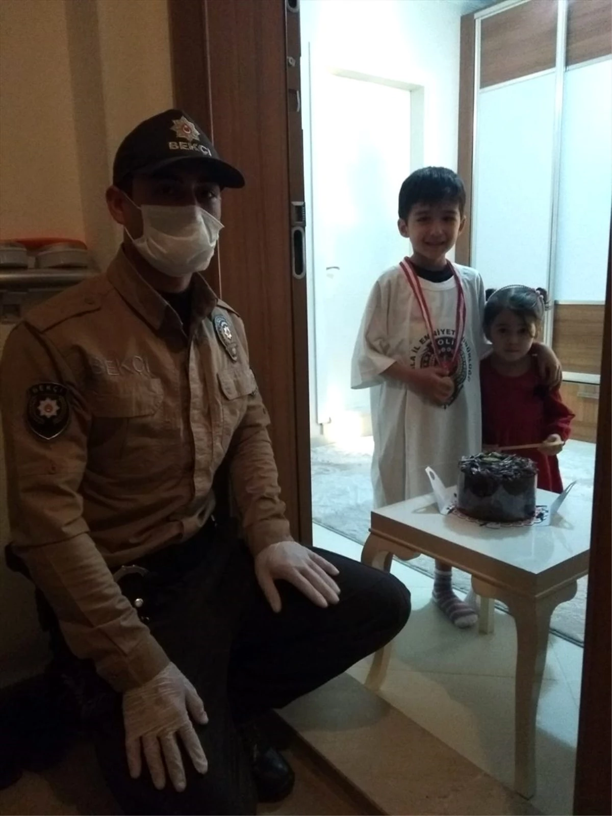 Muğla\'da polislerden küçük Hasan\'a doğum günü sürprizi