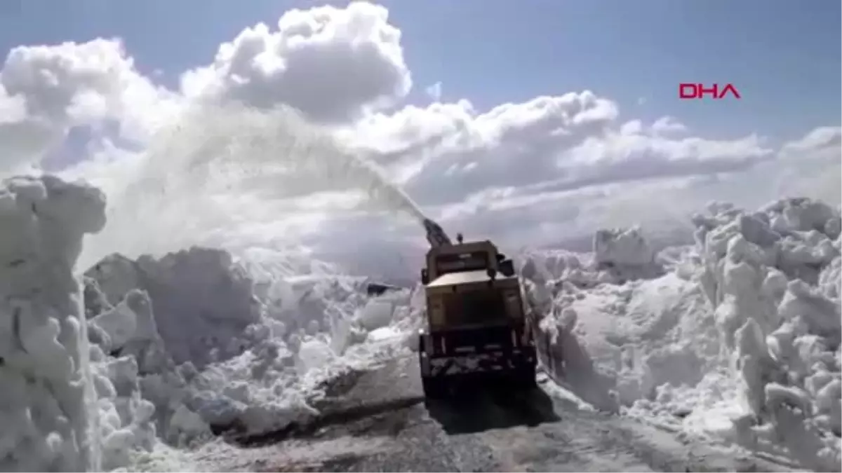 MUŞ 22 kilometre yolu 14 günde kardan temizlediler