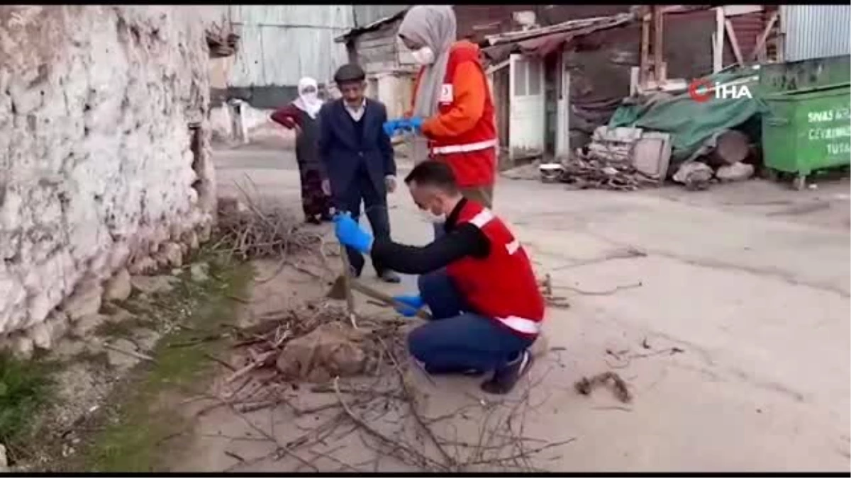 Sivas\'ta yalnız yaşayan yaşlı çiftin odunlarını Vefa Sosyal Destek Grubu görevlileri kırdı