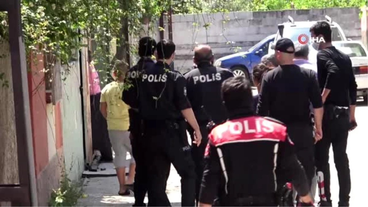 Sokağa çıkan vatandaşları polis ceza yazıp zorla eve soktu