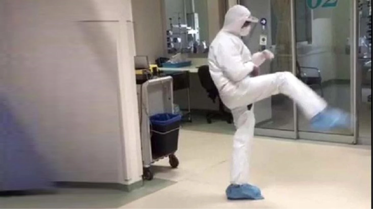 Türk doktor, koronavirüs hastası iyileşince Michael Jackson dansı yaptı