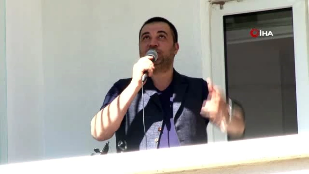 Ünlü sanatçı Ankaralı Coşkun\'dan balkon konseri
