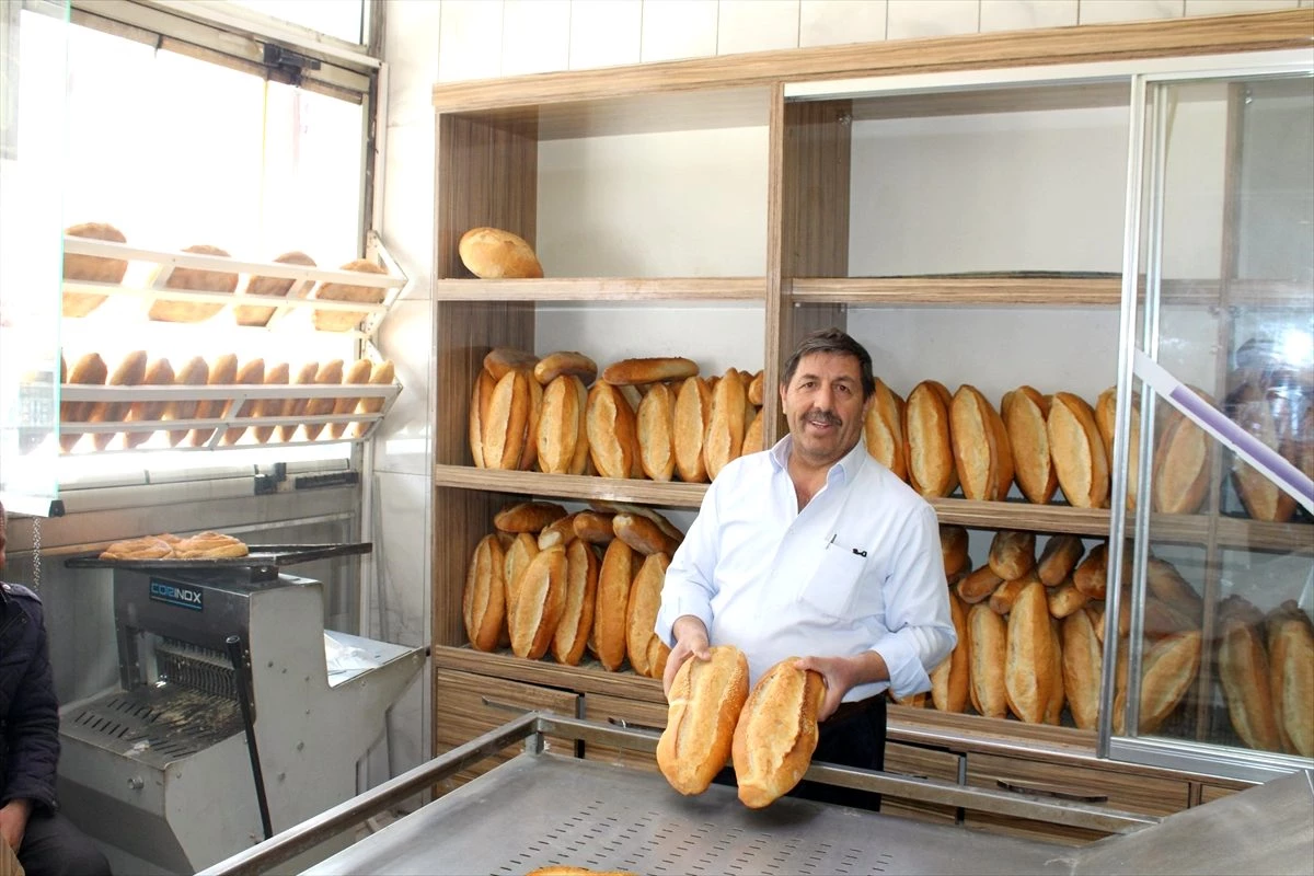 Yunak\'ta fırın sahibinden ihtiyaç sahiplerine ücretsiz ekmek