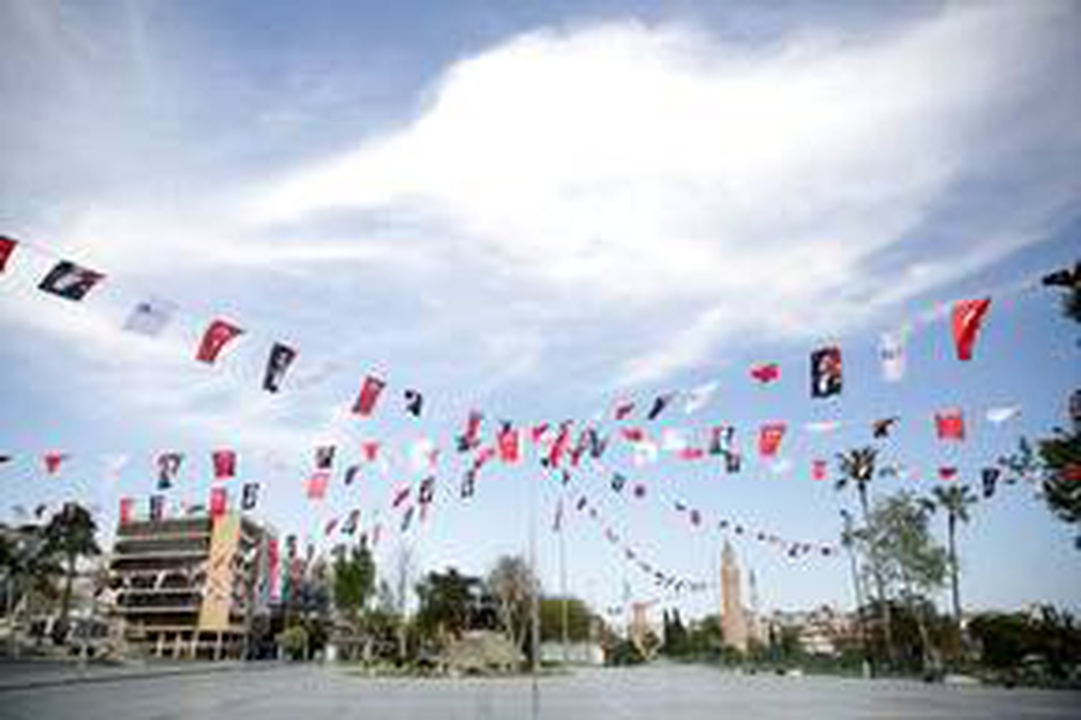 Antalya Büyükşehir Belediyesi Türk bayrağı dağıttı