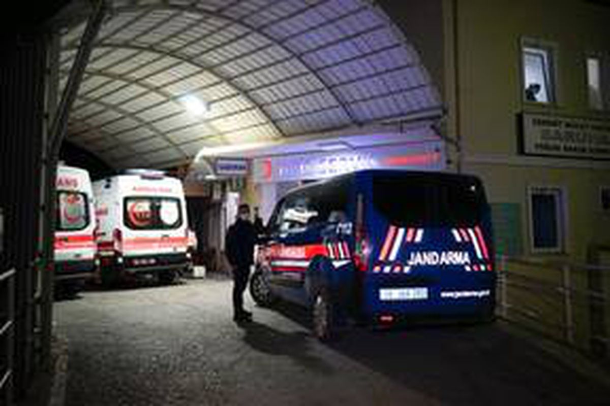 Balıkesir\'de jandarmanın "dur" ihtarına uymayan iki kişi ateş açtı: 2 asker yaralı