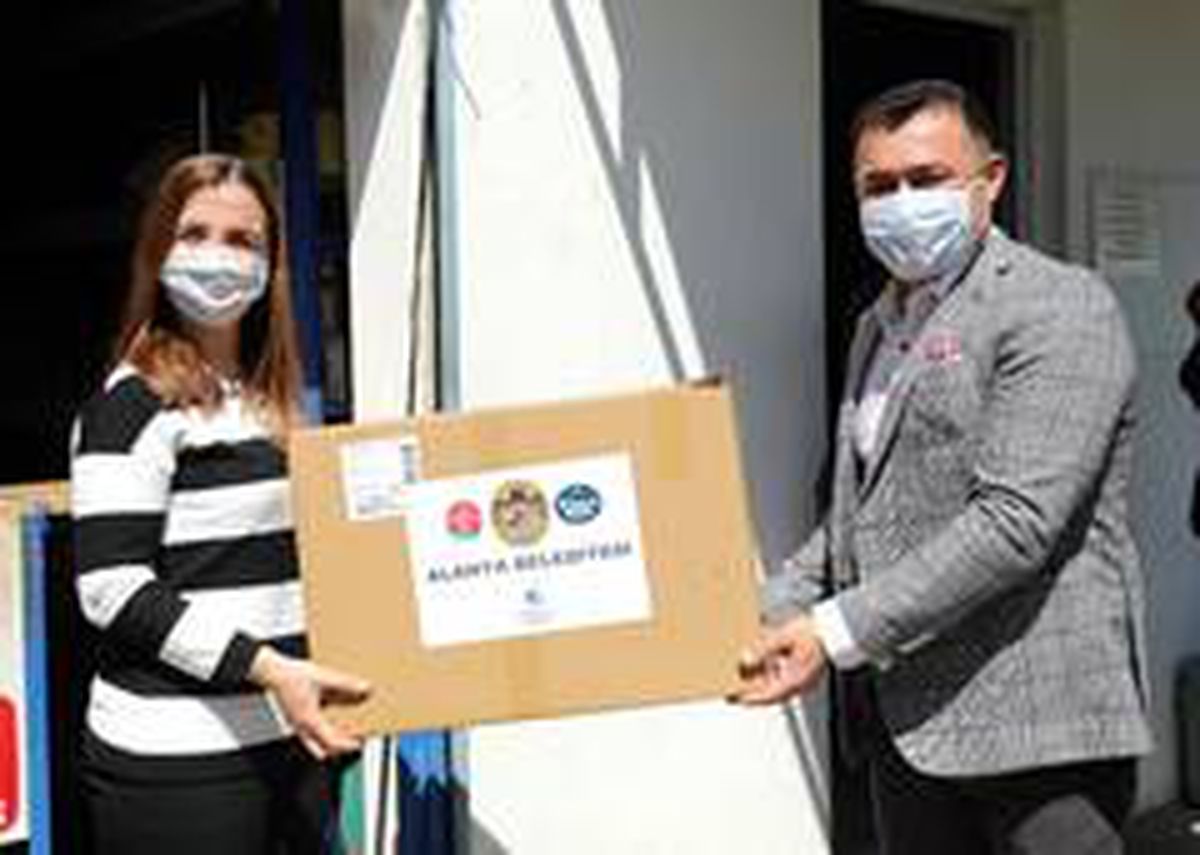 Başkan Yücel muhtarlara 80 bin adet maske dağıttı