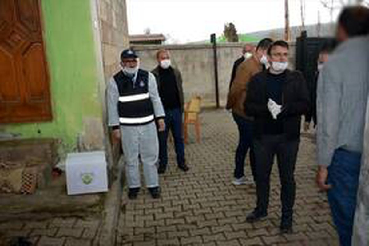 Bitlis\'te karantina uygulanan belde sakinlere yardım